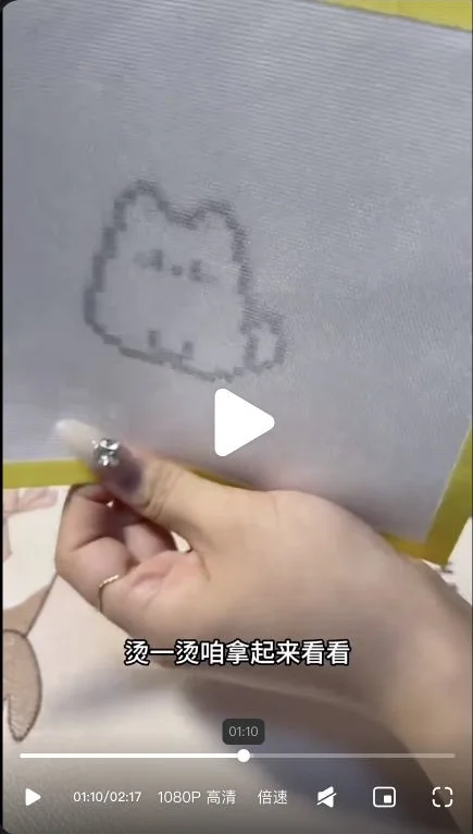真实小红书笔记中,创作者掀起耐热布检查拼豆是否已经连接