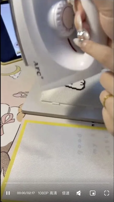 真实小红书笔记中的家用熨斗隔着耐热布在拼豆作品上移动